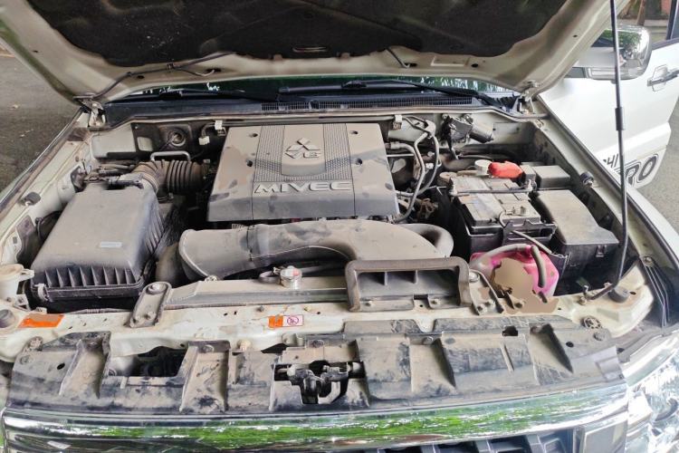 Used Mitsubishi Pajero  Engine Bay
