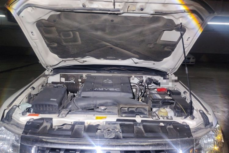 Used Mitsubishi Pajero  Engine Bay