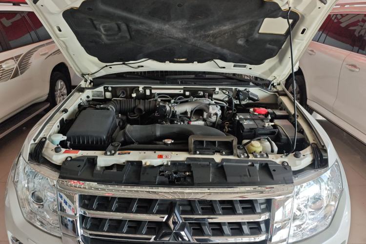 Used Mitsubishi Pajero 2019 3.0L Automatic Standard Edition Engine Bay