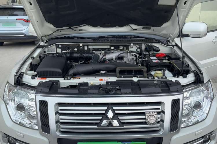 Used Mitsubishi Pajero 2019 3.0L Automatic Comfort Edition Engine Bay