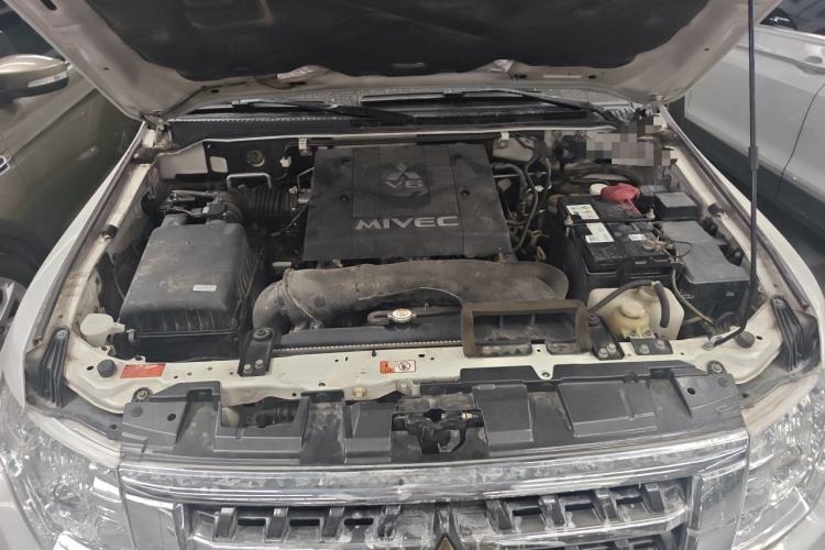 Used Mitsubishi Pajero  Engine Bay