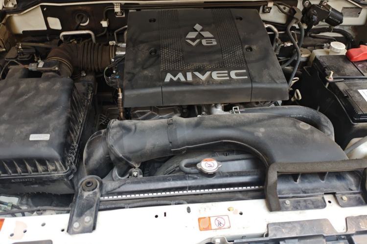 Used Mitsubishi Pajero 2019 V97 3.8L 5-Door GLS Middle East Edition Engine Bay