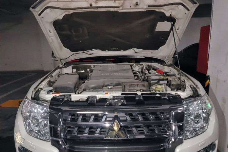 Used Mitsubishi Pajero  Engine Bay