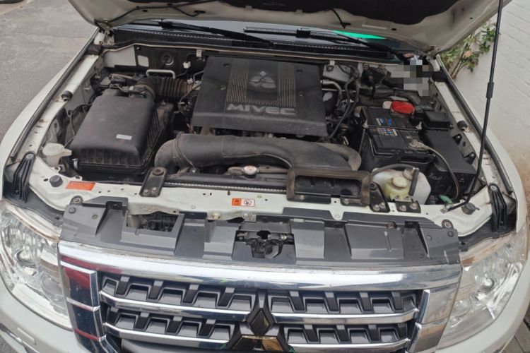 Used Mitsubishi Pajero  Engine Bay