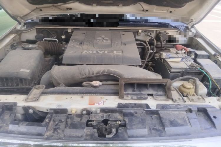 Used Mitsubishi Pajero 2019 V97 3.8L 5-Door GLS Middle East Edition Engine Bay