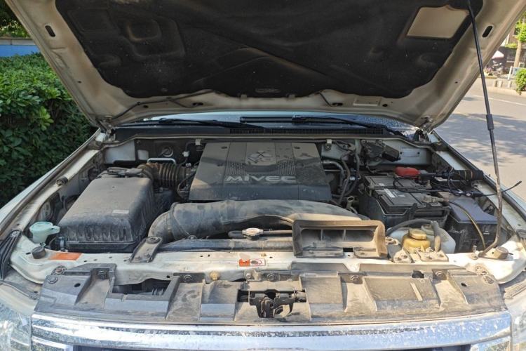 Used Mitsubishi Pajero  Engine Bay