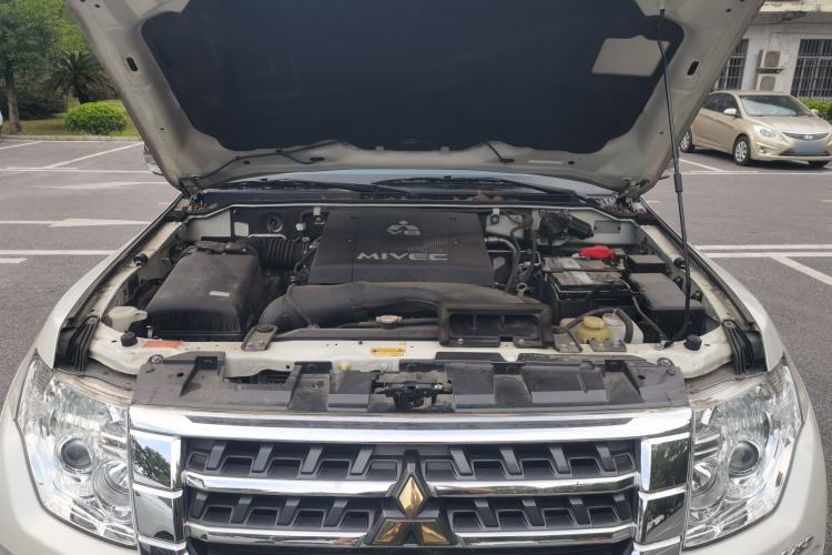 Used Mitsubishi Pajero 2019 V97 3.8L 5-Door GLS Sunroof Dual Differential – Middle East Engine Bay