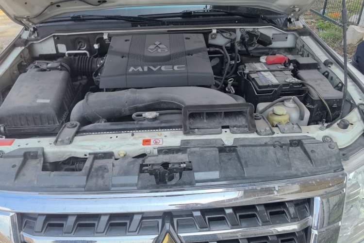 Used Mitsubishi Pajero  Engine Bay