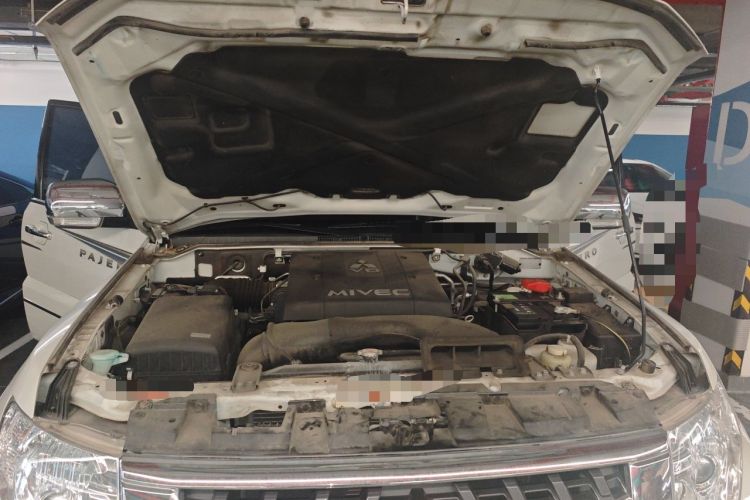 Used Mitsubishi Pajero  Engine Bay