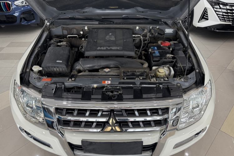 Used Mitsubishi Pajero 2019 V97 3.8L 5-Door GLS Sunroof Dual Differential – Middle East Engine Bay