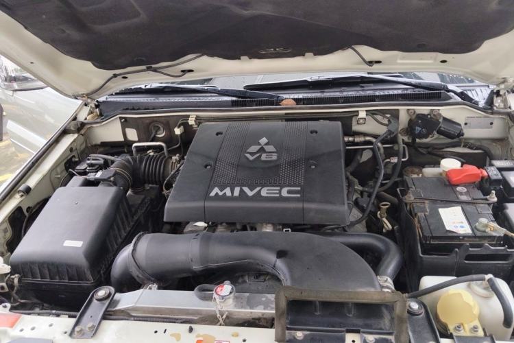 Used Mitsubishi Pajero 2019 V97 3.8L 5-Door GLS Sunroof Dual Differential – Middle East Engine Bay
