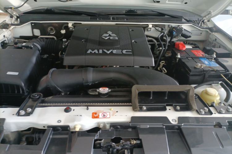 Used Mitsubishi Pajero 2019 V97 3.8L 5-Door GLS Middle East Edition Engine Bay