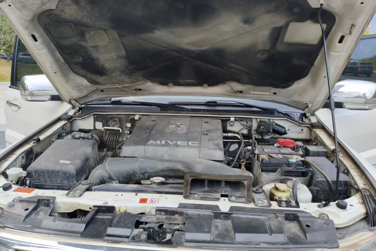 Used Mitsubishi Pajero  Engine Bay