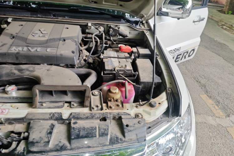 Used Mitsubishi Pajero  Engine Bay Left