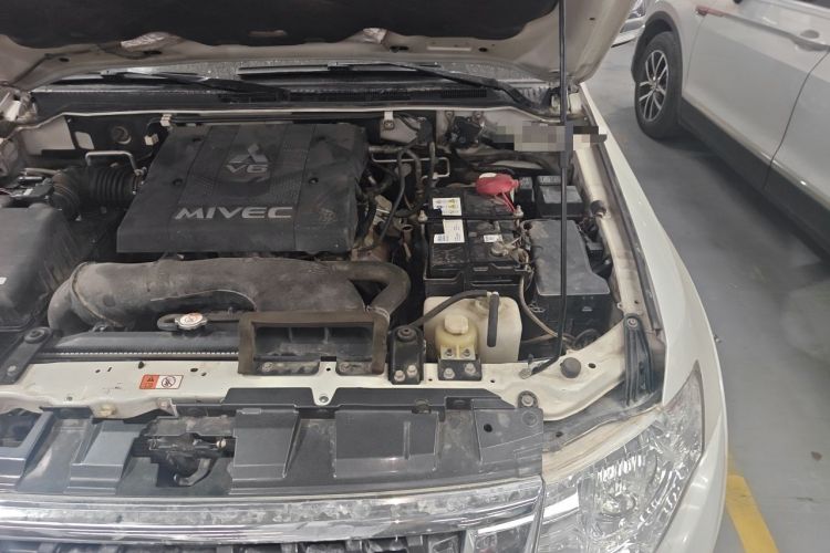 Used Mitsubishi Pajero  Engine Bay Left