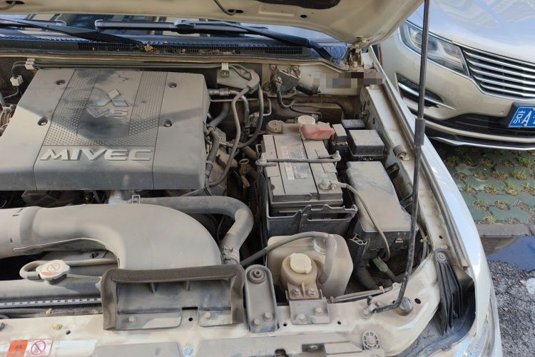Used Mitsubishi Pajero 2019 V97 3.8L 5-Door GLS Sunroof Dual Differential – Middle East Engine Bay Left