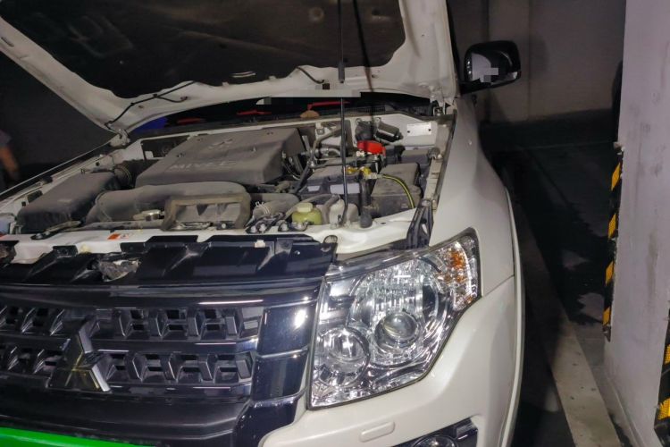 Used Mitsubishi Pajero  Engine Bay Left