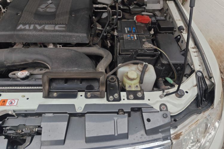 Used Mitsubishi Pajero  Engine Bay Left