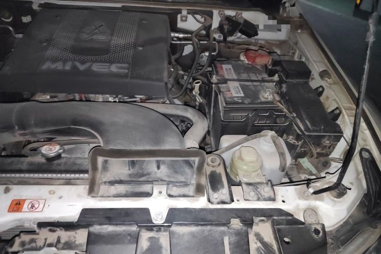 Used Mitsubishi Pajero 2019 V97 3.8L 5-Door GLS Middle East Edition Engine Bay Left