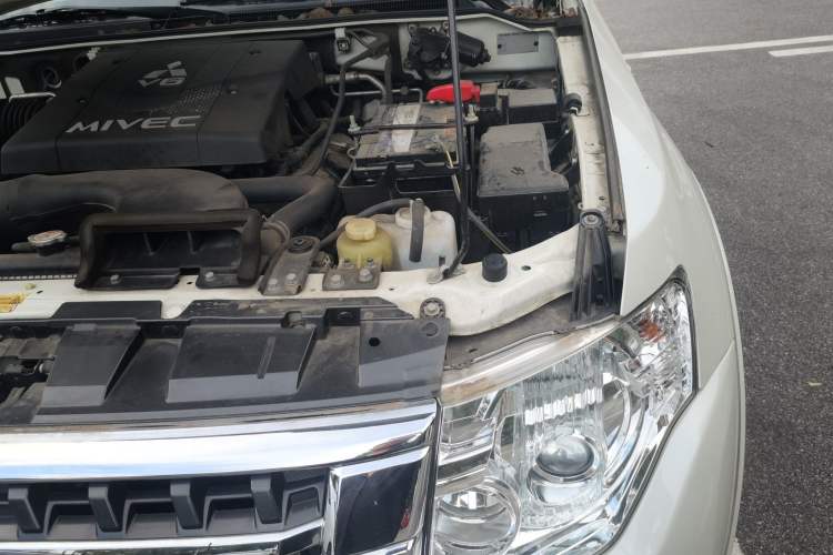 Used Mitsubishi Pajero 2019 V97 3.8L 5-Door GLS Sunroof Dual Differential – Middle East Engine Bay Left