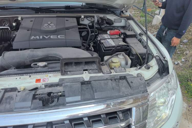 Used Mitsubishi Pajero  Engine Bay Left