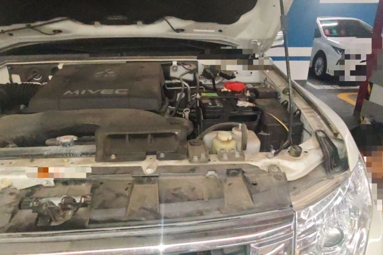 Used Mitsubishi Pajero  Engine Bay Left