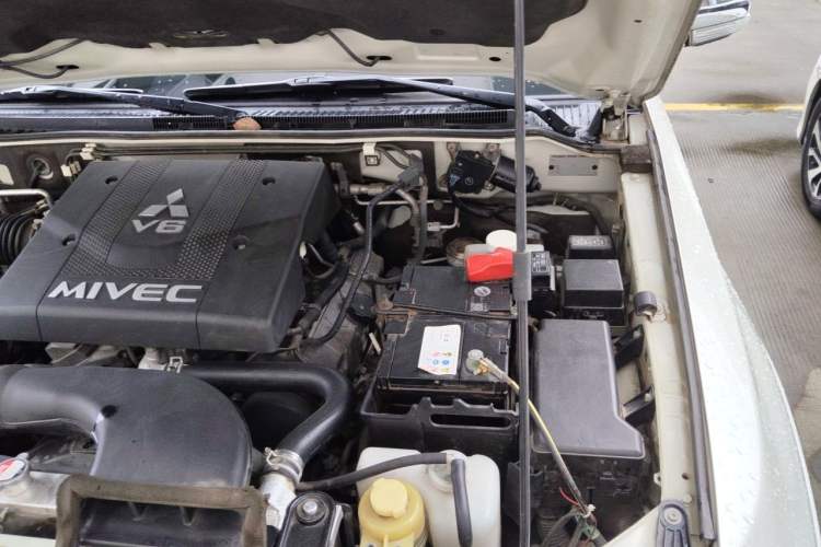 Used Mitsubishi Pajero 2019 V97 3.8L 5-Door GLS Sunroof Dual Differential – Middle East Engine Bay Left