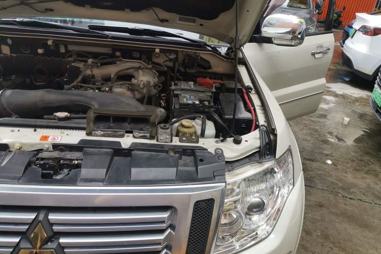 Used Mitsubishi Pajero 2019 3.0L Automatic Prestige Edition Engine Bay Left