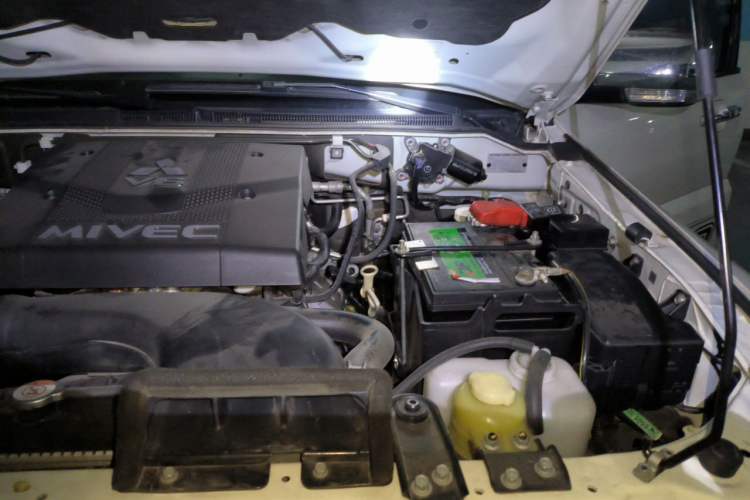 Used Mitsubishi Pajero  Engine Bay Left