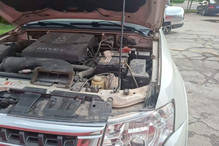 Used Mitsubishi Pajero 2019 V97 3.8L 5-Door GLS Middle East Edition Engine Bay Left
