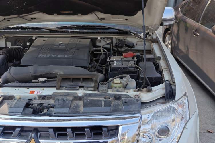 Used Mitsubishi Pajero 2019 V97 3.8L 5-Door GLS Sunroof Dual Differential – Middle East Engine Bay Left