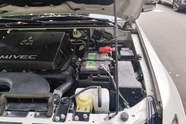 Used Mitsubishi Pajero 2019 V97 3.8L 5-Door GLS Middle East Edition Engine Bay Left