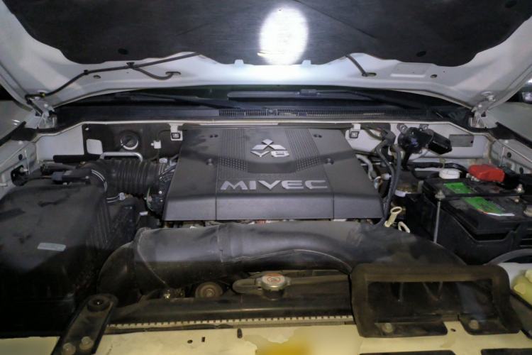 Used Mitsubishi Pajero  Engine Bay
