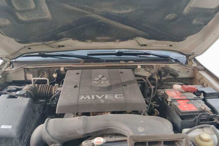 Used Mitsubishi Pajero 2019 V97 3.8L 5-Door GLS Sunroof Dual Differential – Middle East Engine Bay