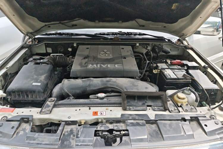 Used Mitsubishi Pajero  Engine Bay