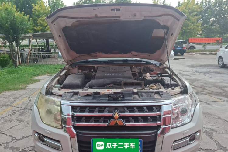 Used Mitsubishi Pajero 2019 V97 3.8L 5-Door GLS Middle East Edition Engine Bay