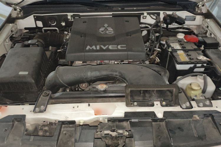 Used Mitsubishi Pajero 2019 V97 3.8L 5-Door GLS Sunroof Dual Differential – Middle East Engine Bay