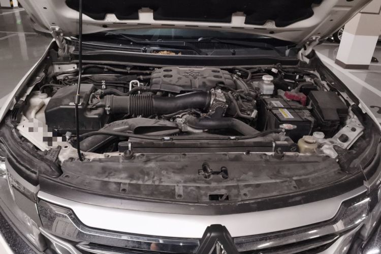 Used Mitsubishi Pajero  Engine Bay