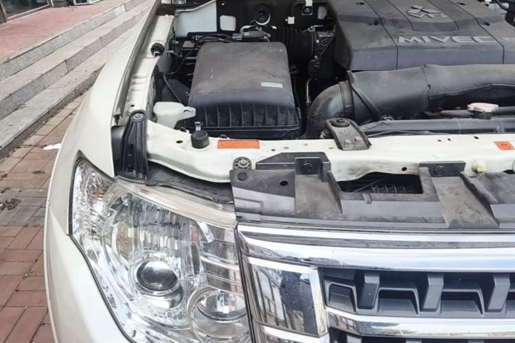 Used Mitsubishi Pajero  Engine Bay Right