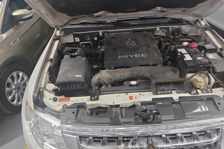 Used Mitsubishi Pajero  Engine Bay Right