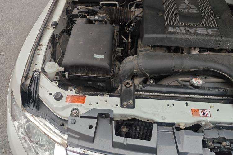 Used Mitsubishi Pajero  Engine Bay Right