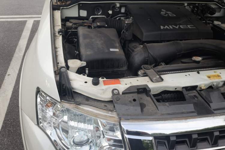 Used Mitsubishi Pajero 2019 V97 3.8L 5-Door GLS Sunroof Dual Differential – Middle East Engine Bay Right