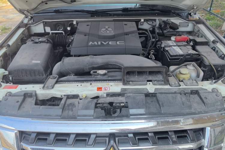 Used Mitsubishi Pajero  Engine Bay Right