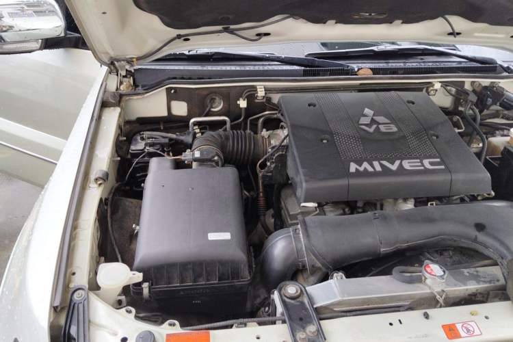 Used Mitsubishi Pajero 2019 V97 3.8L 5-Door GLS Sunroof Dual Differential – Middle East Engine Bay Right
