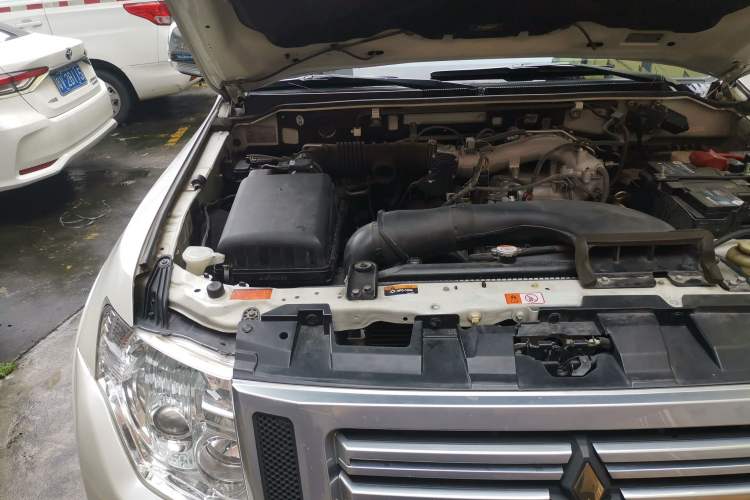 Used Mitsubishi Pajero 2019 3.0L Automatic Prestige Edition Engine Bay Right