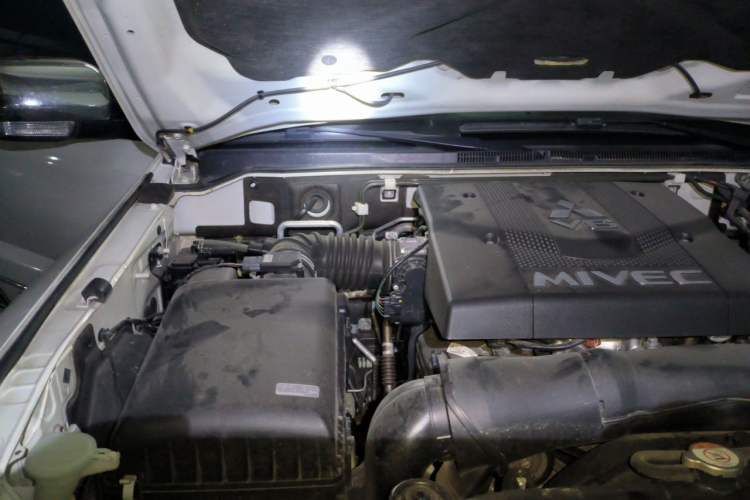 Used Mitsubishi Pajero  Engine Bay Right