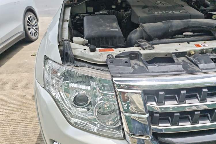 Used Mitsubishi Pajero  Engine Bay Right
