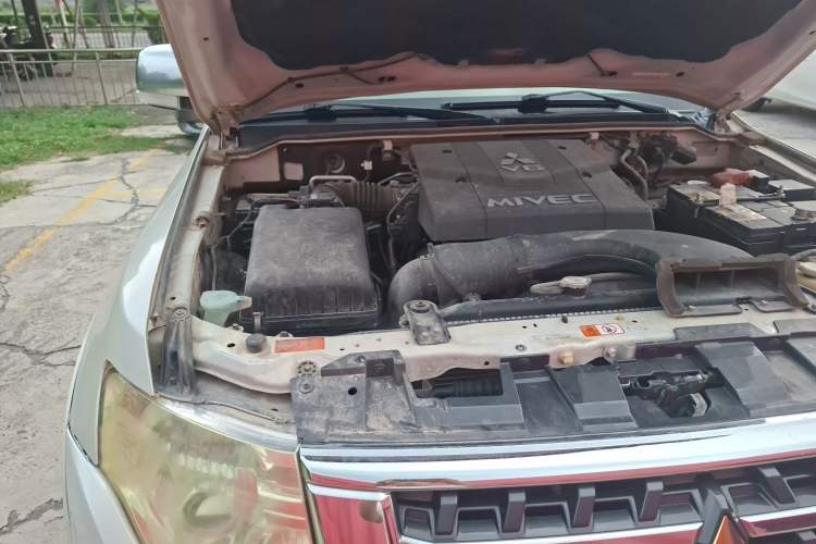 Used Mitsubishi Pajero 2019 V97 3.8L 5-Door GLS Middle East Edition Engine Bay Right