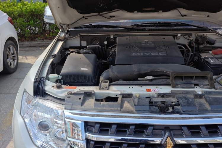 Used Mitsubishi Pajero 2019 V97 3.8L 5-Door GLS Sunroof Dual Differential – Middle East Engine Bay Right