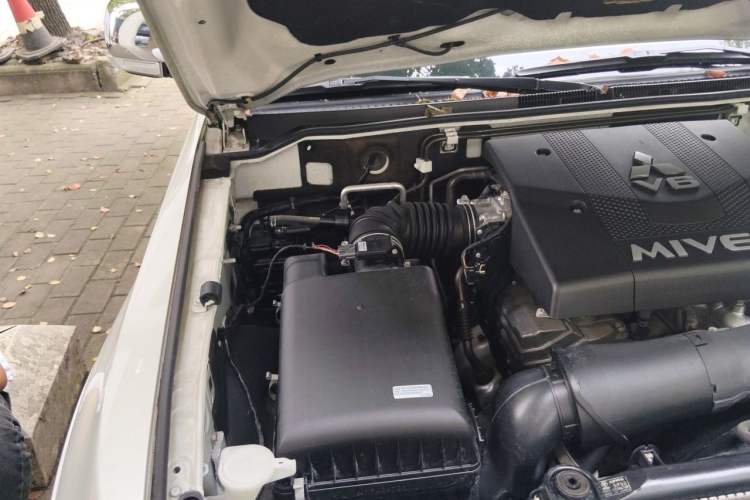 Used Mitsubishi Pajero 2019 V97 3.8L 5-Door GLS Middle East Edition Engine Bay Right
